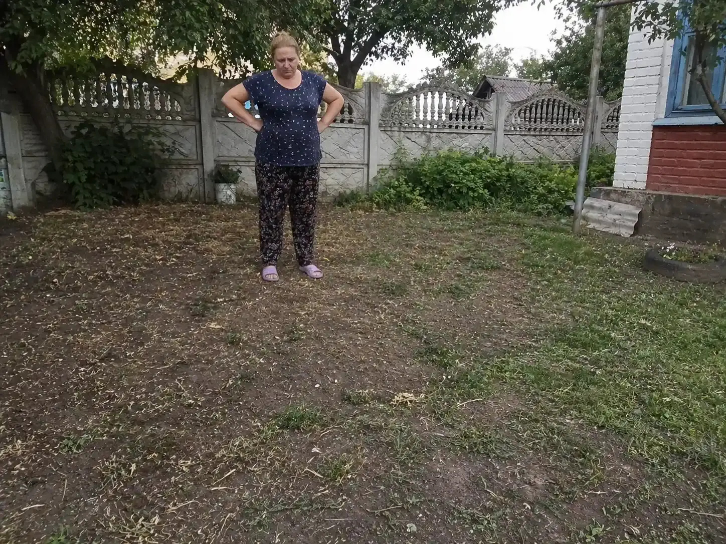 Втомлена жінка в городі